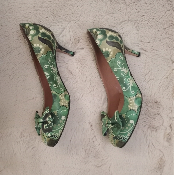 Red by Valentino Italian Leather Rare Pastel Green and Cream Paisley Floral Heel - Picture 4 of 8